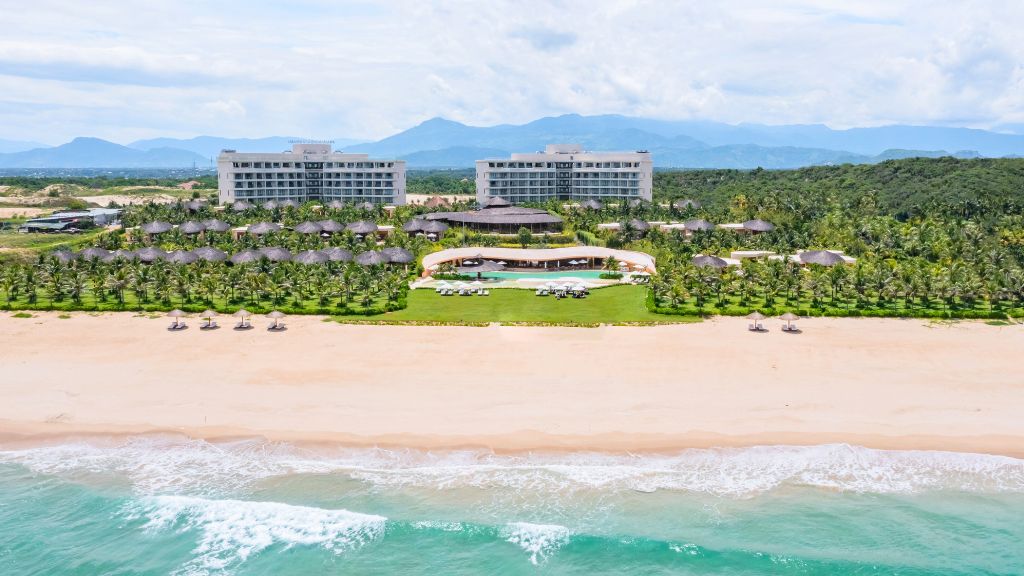 Ana Mandara Resort Cam Ranh có vị trí sát biển