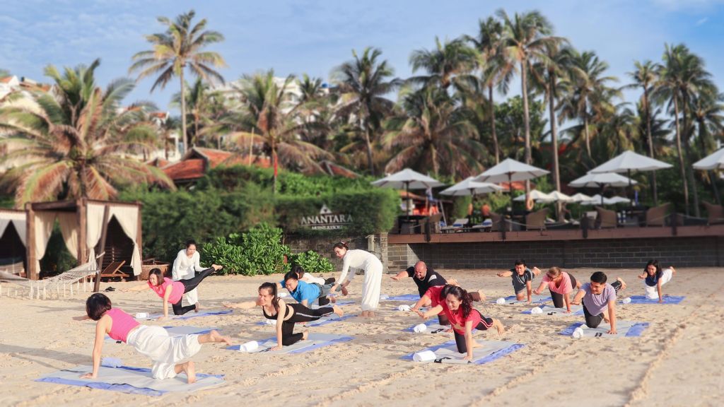 Du khách tập yoga trên bãi biển