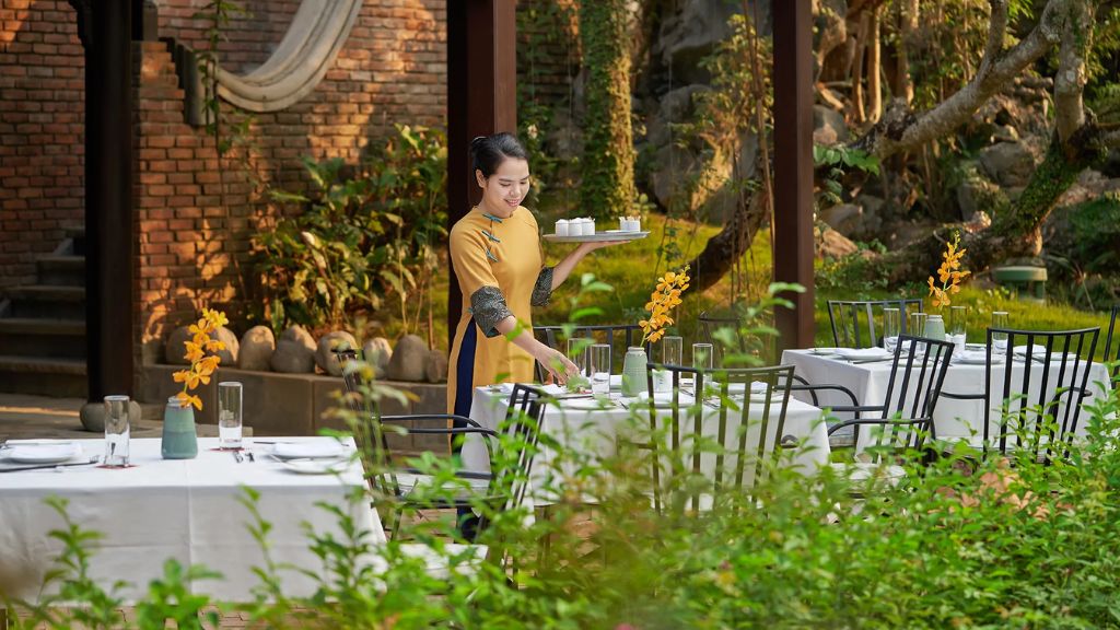Nhà hàng ngoài trời cho du khách tận hưởng khaonrg không gian thoáng mát, trong lành