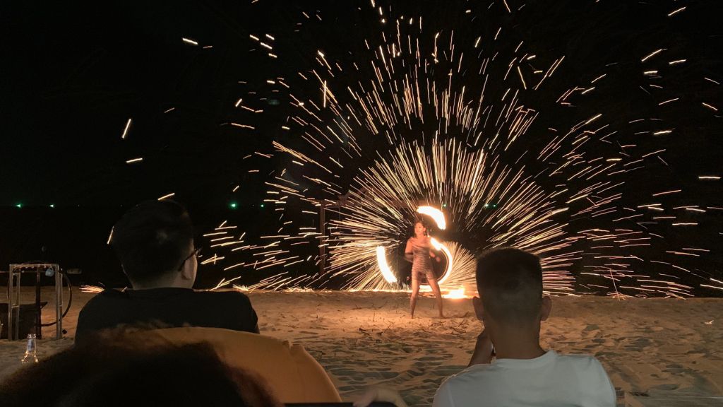 Thưởng thức vũ điệu lửa trên bãi biển
