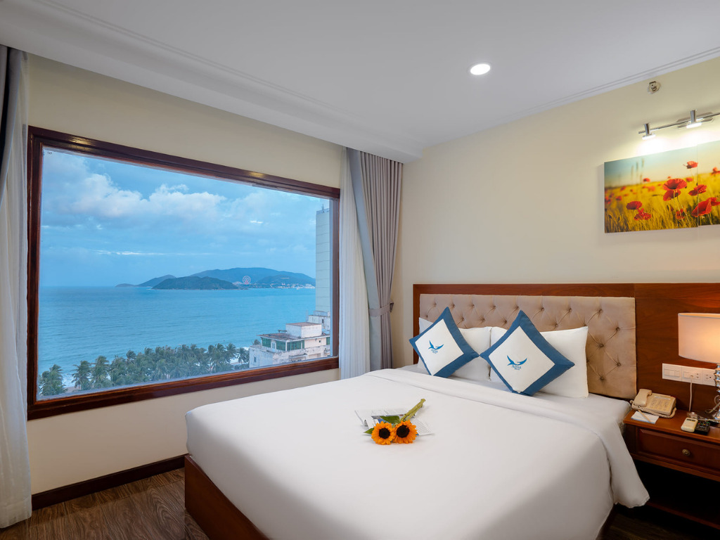 Phòng Deluxe Hướng Biển Tại Khách Sạn Apus Nha Trang