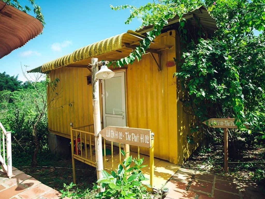 Phía ngoài phòng Bungalow Container tại Arena Village