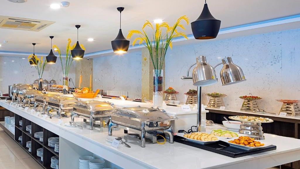 Quầy buffet với đa dạng đồ ăn