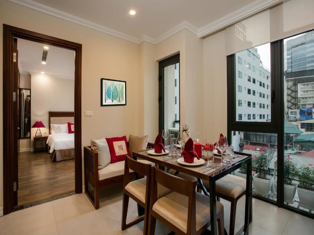 Bàn ăn tại phòng Au Coeur Comfort, Au Coeur d’Hanoi 3*