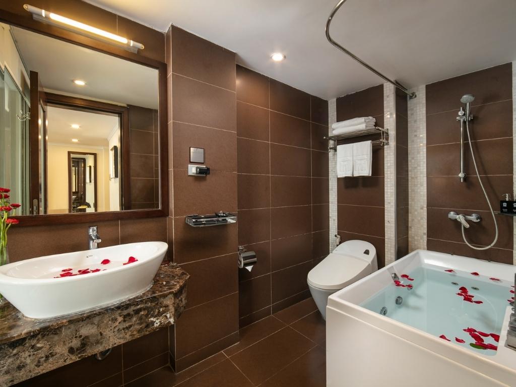 Phòng Tắm Deluxe Suite with Balcony tại Beryl Palace Hotel and Spa 3 sao