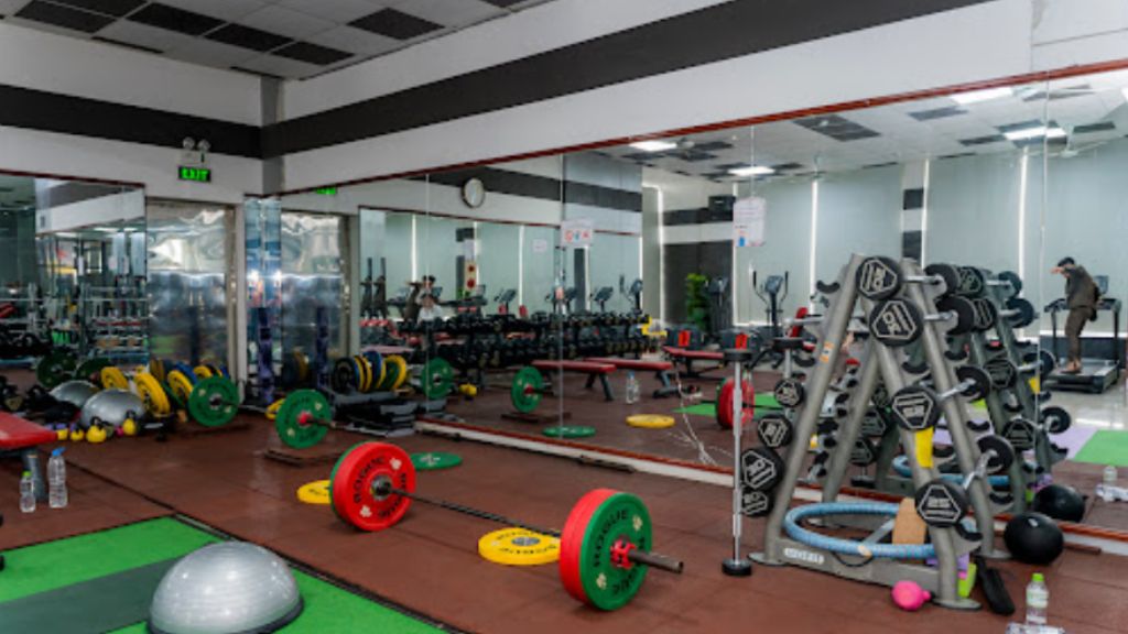 Phòng gym với đầy đủ các dụng cụ tập luyện