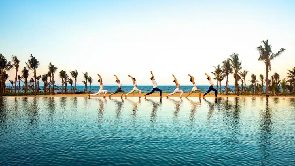 Hoạt động tập yoga tại resort