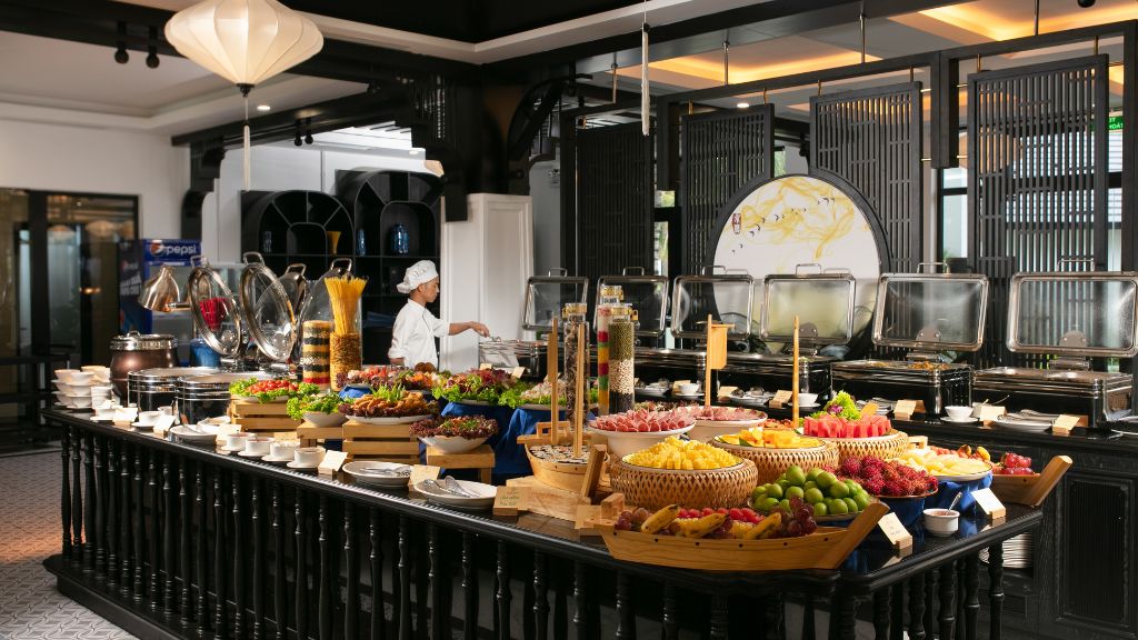 Quầy buffet tại nhà hàng với hàng trăm món ăn Á - Âu