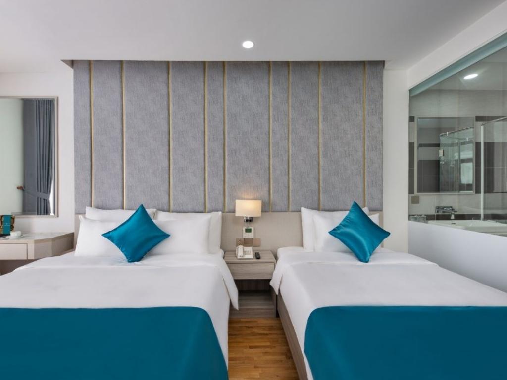 Phòng Deluxe Triple tại Calix Đà Nẵng Hotel 3 sao