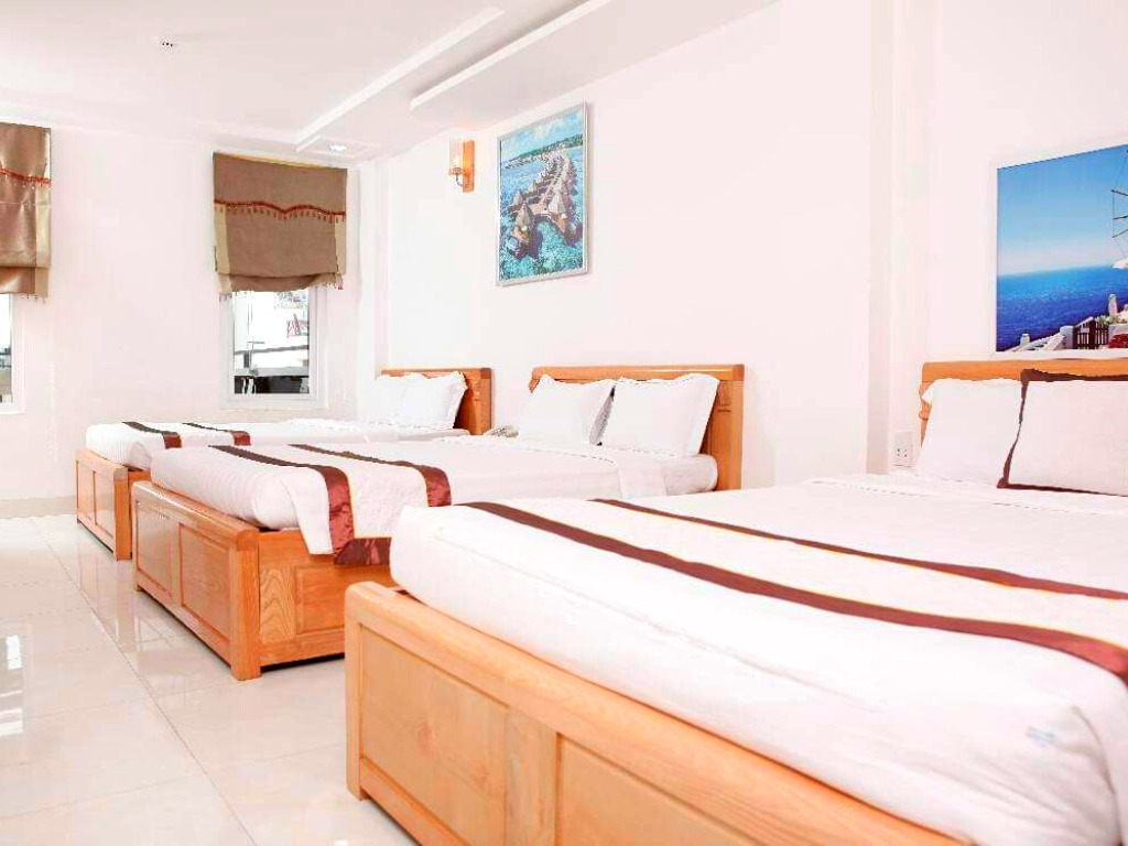 Phòng Deluxe Triple khách sạn Caroline Beach 3*