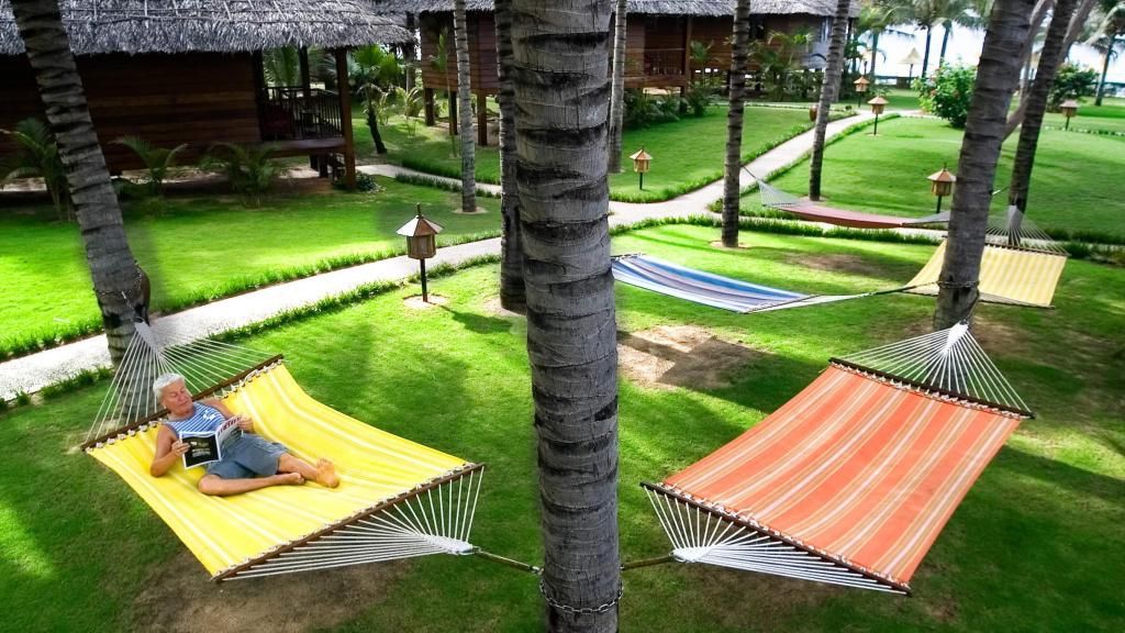 Du khách sacos thể thư giãn tại sân vườn