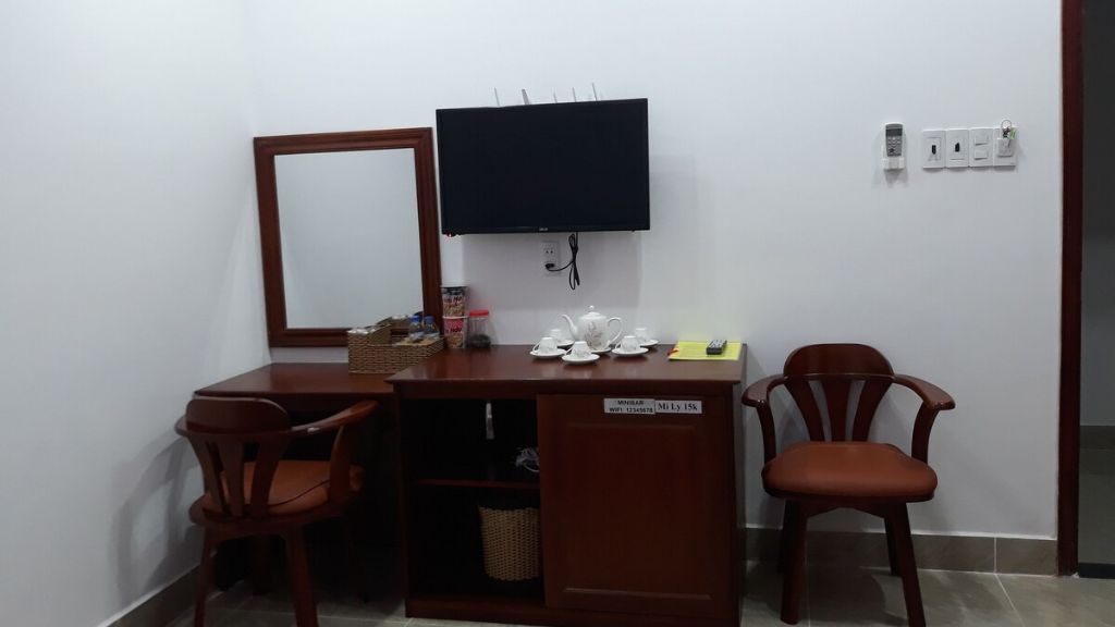 Tiện nghi đầy đủ, phòng có bàn làm việc