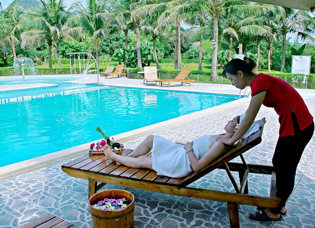 Bê bơi ngoài trời Cúc Phương Resort & Spa