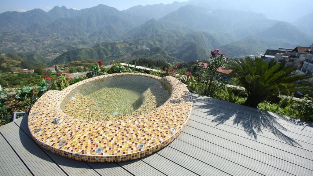 Bể Jacuzzi thư giãn cùng view núi