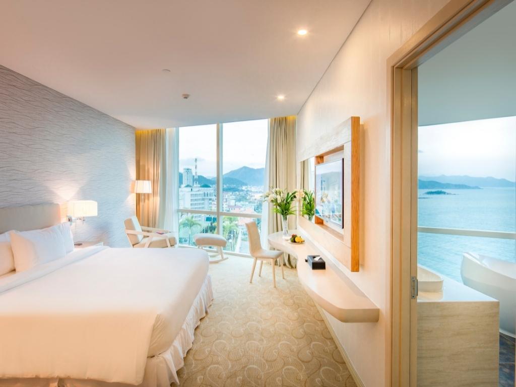 Phòng Elite Suite tại khách sạn Diamond Bay 5 sao