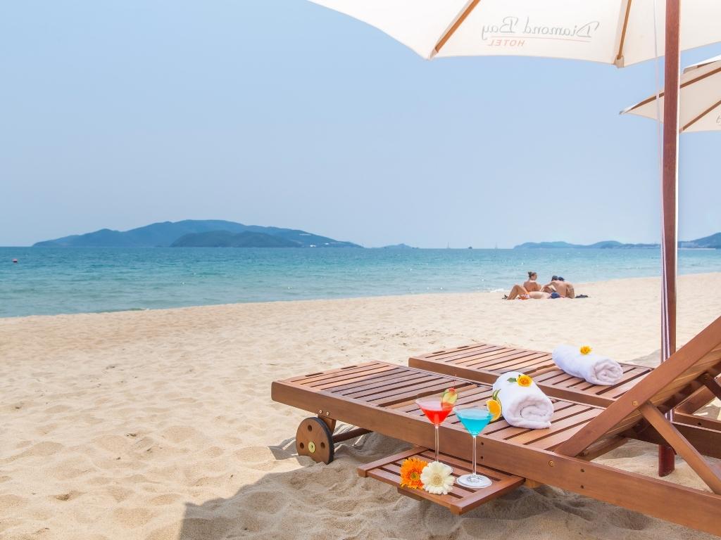 Bãi biển riêng Diamond Bay Nha Trang Hotel 5 sao