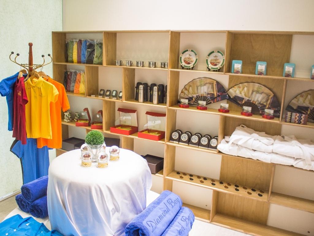 Cửa hàng Boutique Souvenir tại Diamond Bay Nha Trang Hotel 5 sao