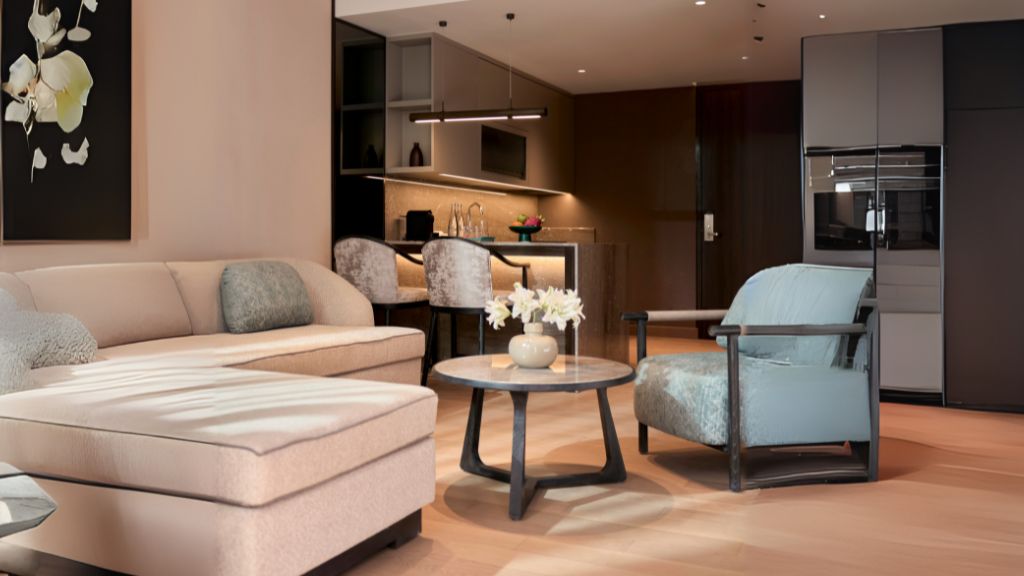 Khu vực sofa rộng rãi kèm khu vực bếp gọn gàng
