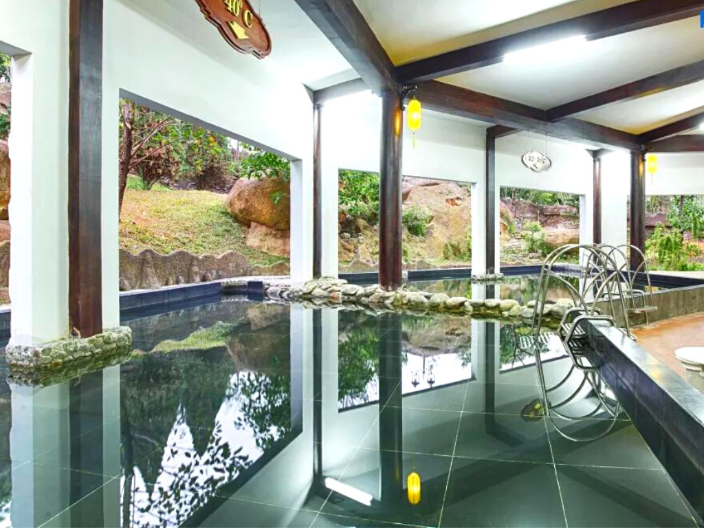 Hồ bơi trong nhà Ebisu Onsen Resort Da Nang