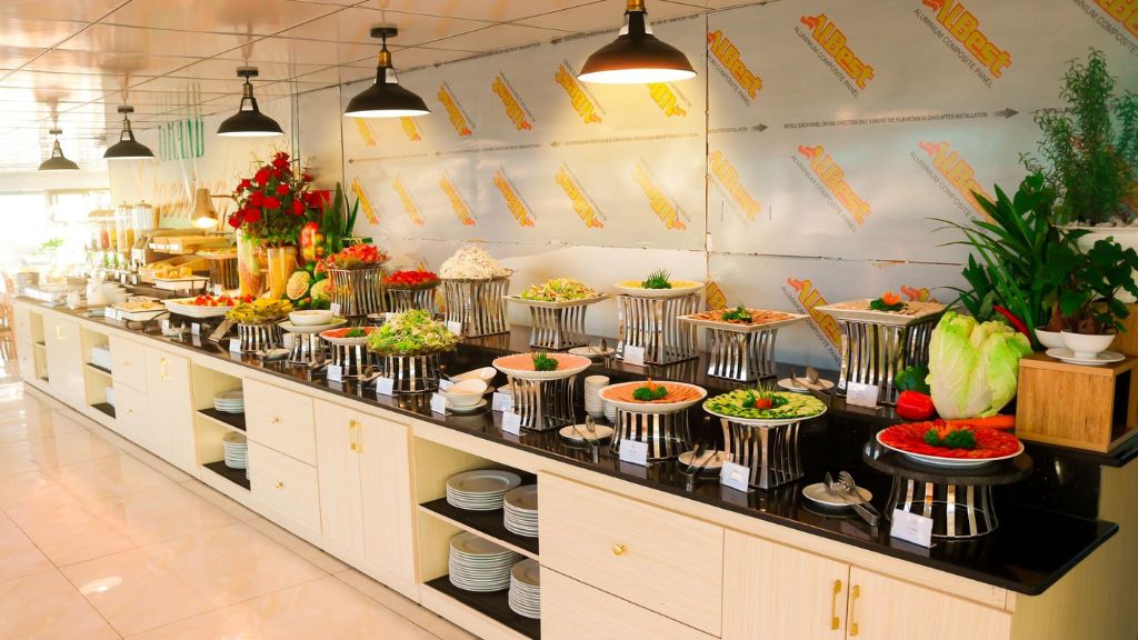 Quầy buffet với đa dạng các món ăn