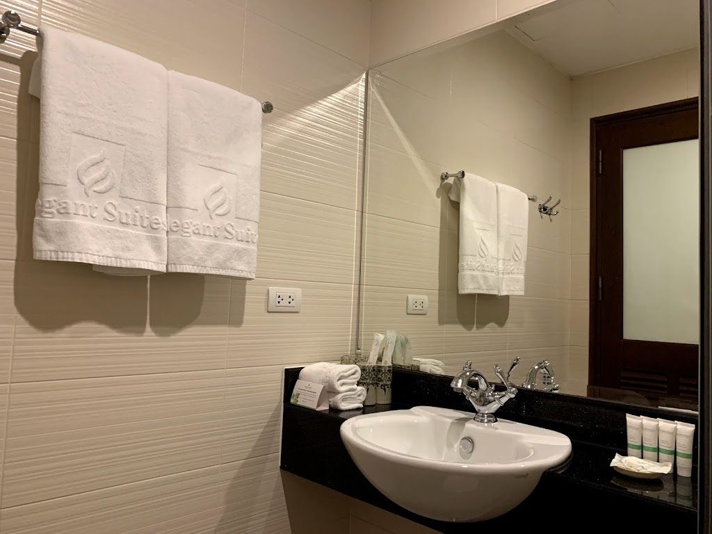 Phòng tắm Three - Bedroom tại khách sạn Elegant Suites Westlake Tây Hồ Hà Nội
