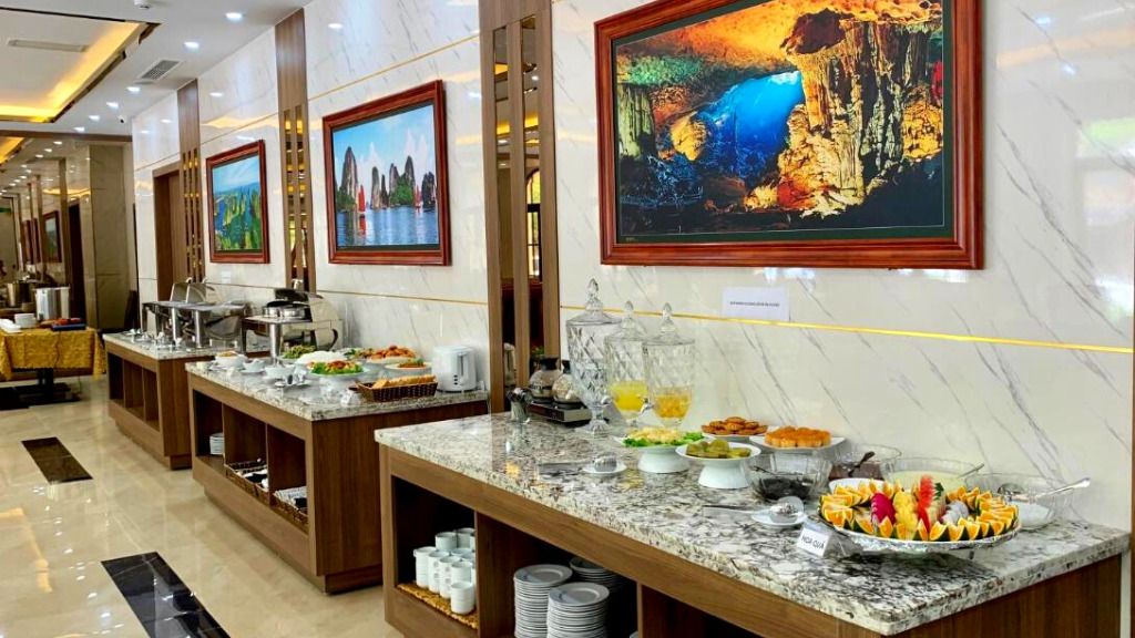 Quầy buffet với đa dạng món ăn