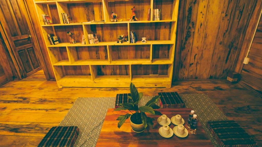 Không gian bàn trà