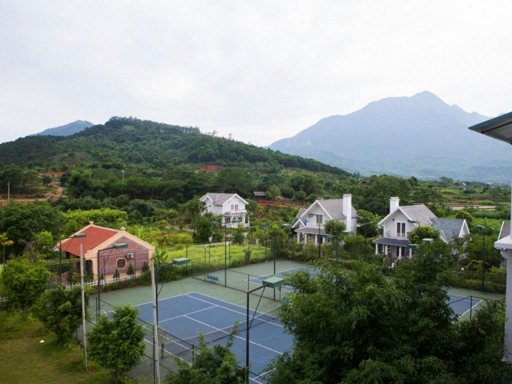 Sân chơi tennis tại Family Yên Bài Ba Vì Resort  3 sao