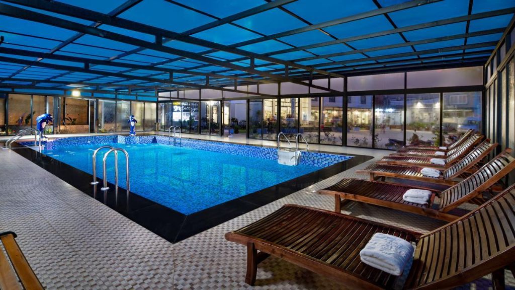 Bể bơi bốn mùa của khách sạn 