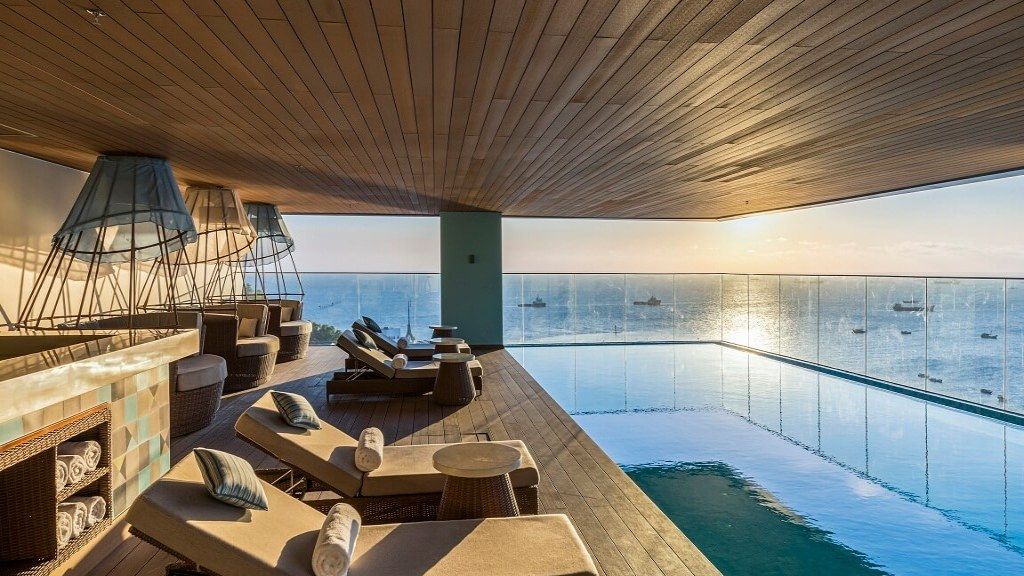 Không gian bể bơi vô cực tại khách sạn Fusion Suites Vũng Tàu