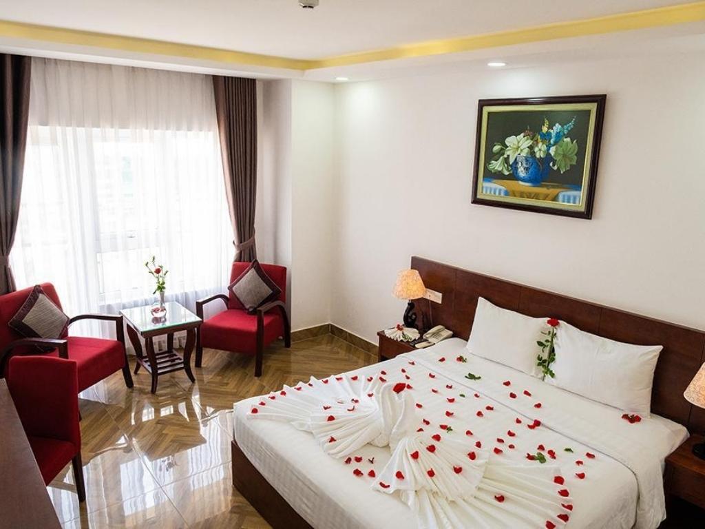 Phòng Deluxe Sea View tại khách sạn Gem 3 sao
