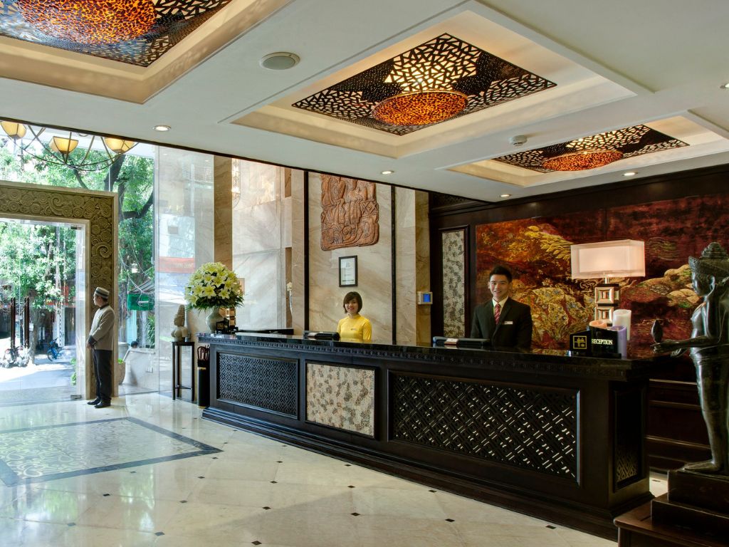 Quầy lễ tân tại 4* Golden Lotus Luxury