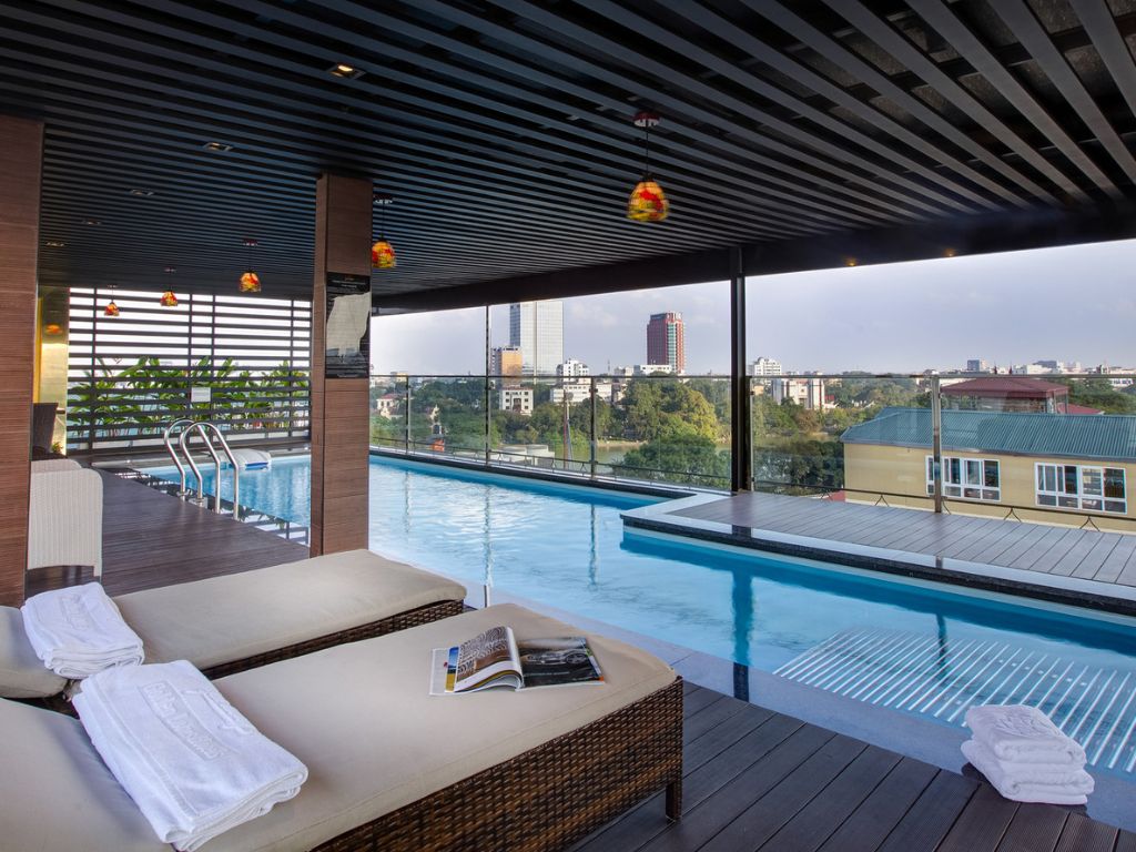 Hồ bơi tại 4* Golden Lotus Luxury