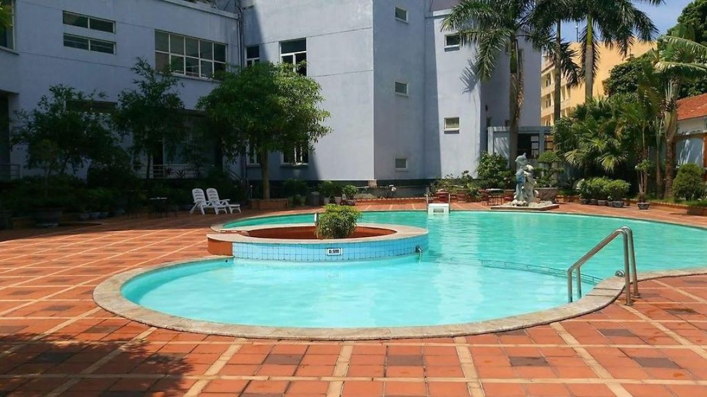 Bể bơi ngoài trời tại khách sạn