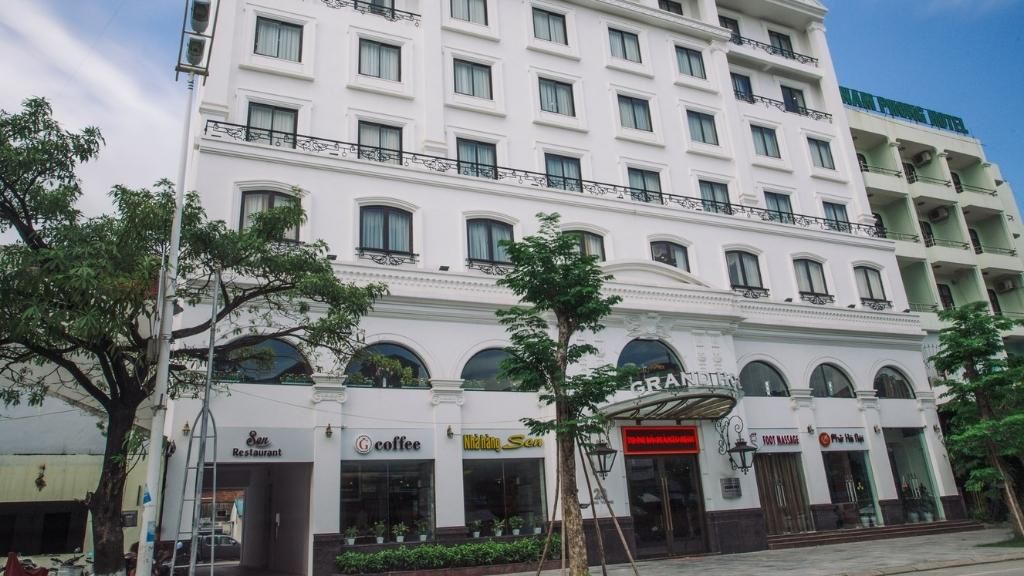 Toàn cảnh mặt tiền Grand Móng Cái Hotel