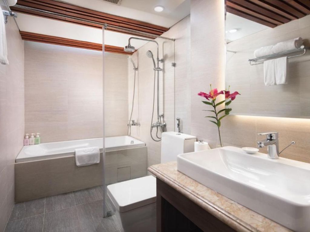 Phòng Deluxe City View tại khách sạn Hà Nội Hai Bay