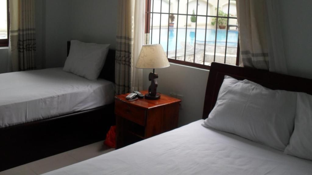 Phòng hứng ánh sáng từ cửa sổ, có điện thoại để bàn