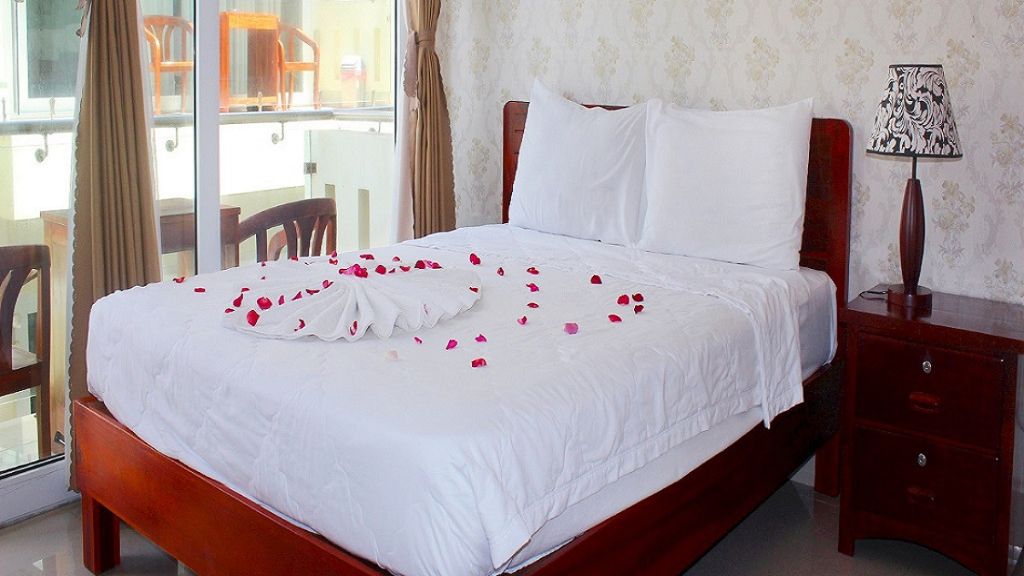 Phòng có ban công lớn, cửa kính thoáng