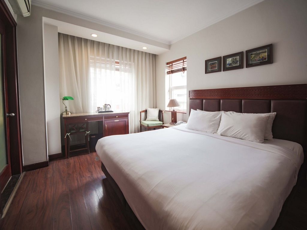 Phòng Deluxe City View Hanoi E Central Hotel 4*