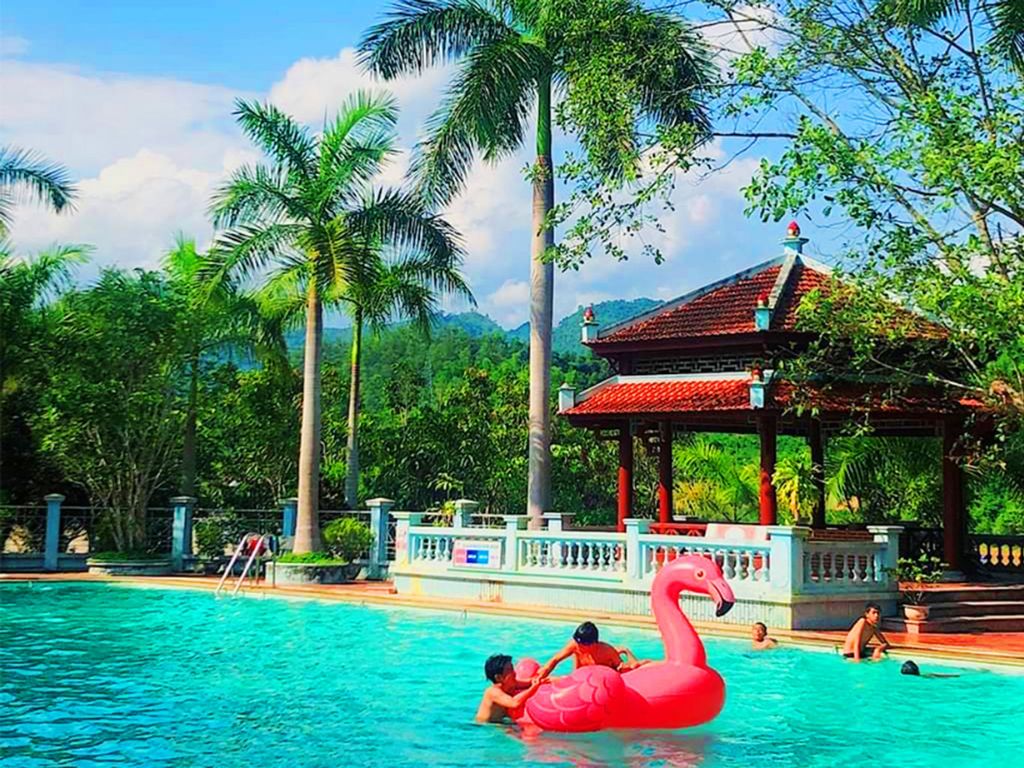 Bể bơi ngoài trời tại Him Lam Điện Biên Resort