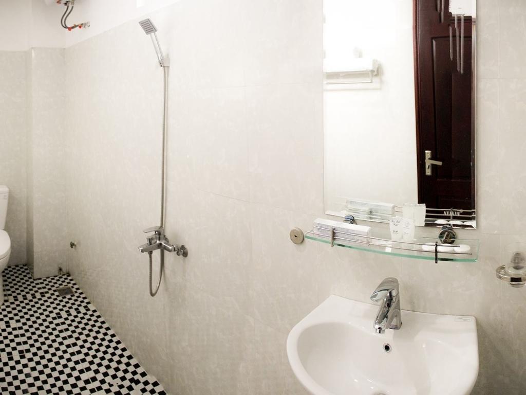 Phòng tắm tại Hòa Bình Hotel Đồng Hới