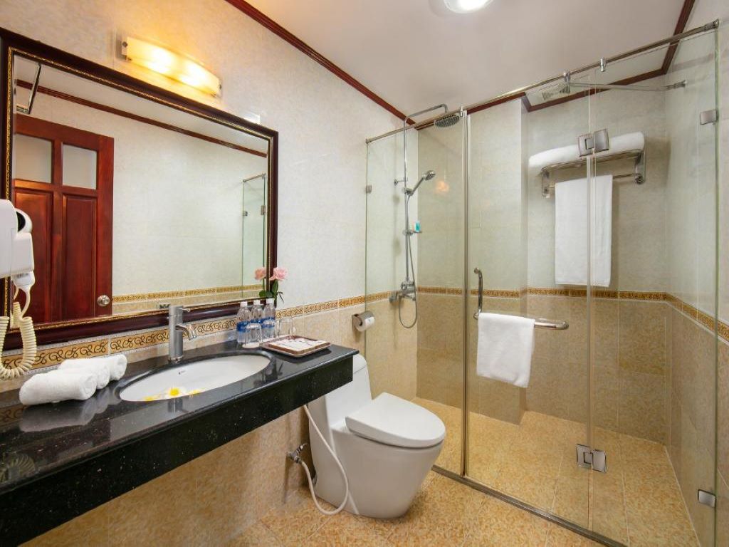 Phòng vệ sinh Hoa Đào Hotel Hà Nội