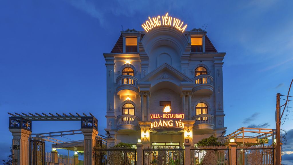 Khung cảnh villa về đêm