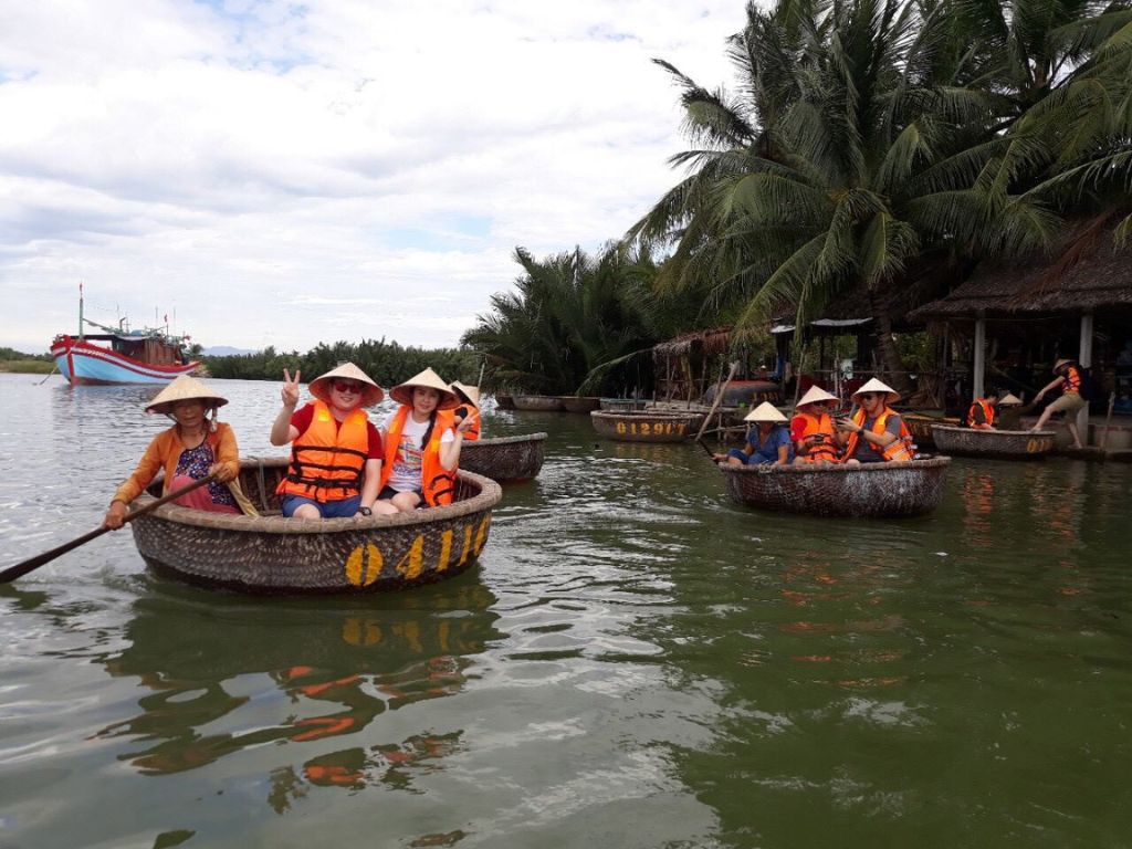 Chèo thuyền tại khu nghỉ dưỡng Coco River Hội An