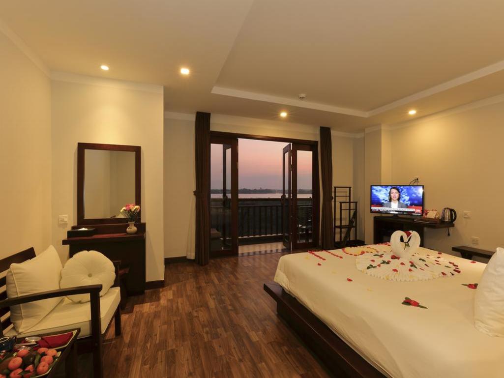 Phòng Honeymoon Junior Suite tại Odyssey Hội An Hotel 4*