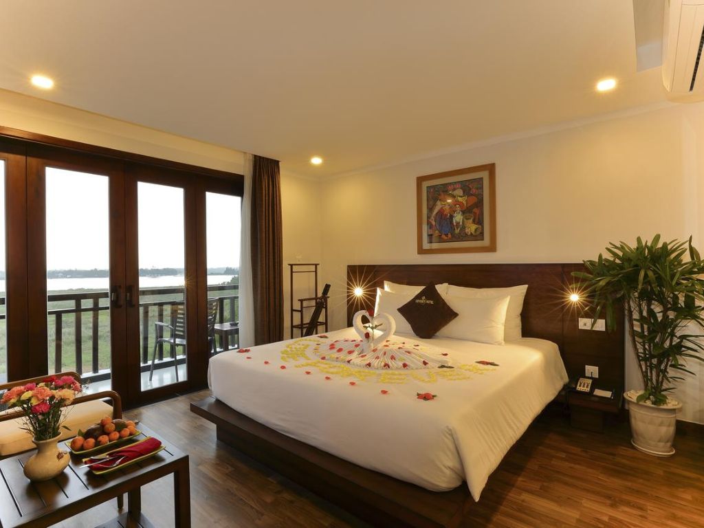 Deluxe Riverview tại Hotel Odyssey 4*