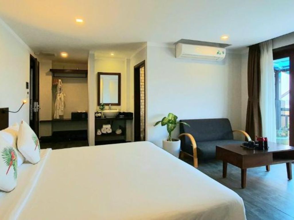 Superior With Balcony Village View tại 4* Odyssey Hotel Hội An