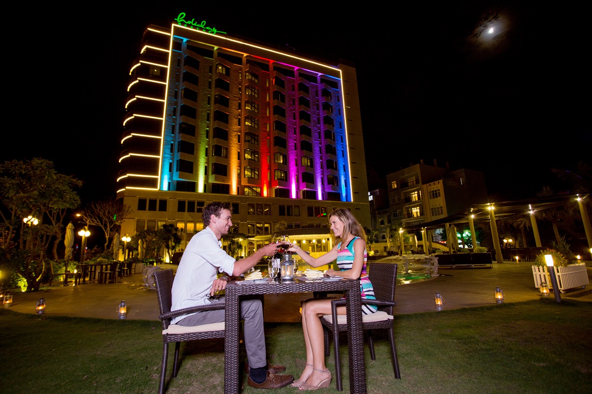 Romantic Dinner By The Poo