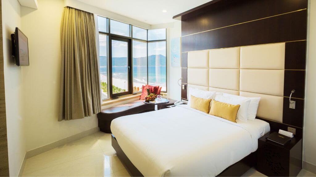 Khách sạn ngay cạnh biển