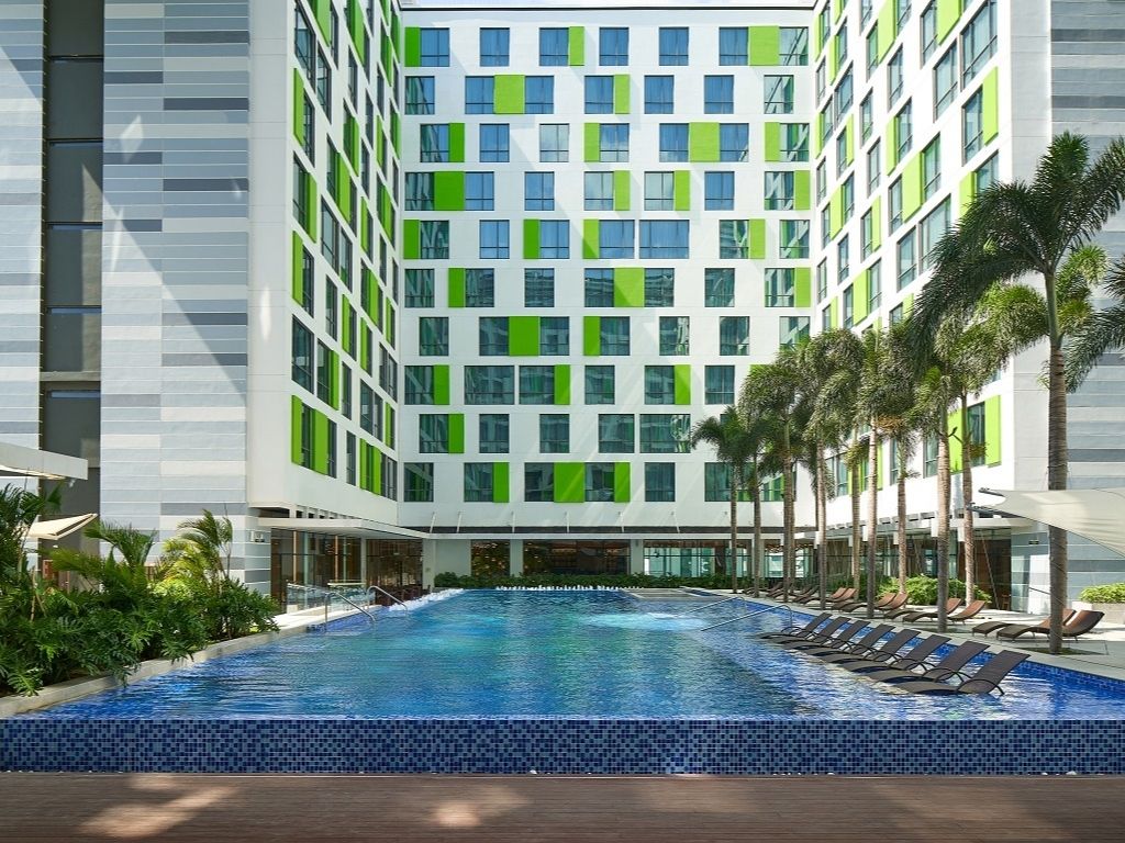 Thư Giãn Với Bể Bơi Ngoài Trời Holiday Inn & Suites Airport